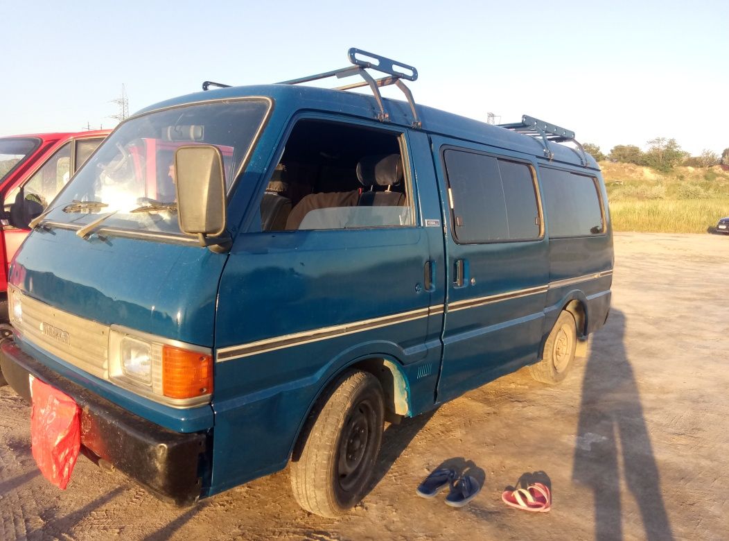 Микроавтобус Mazda Bongo (E-2200).