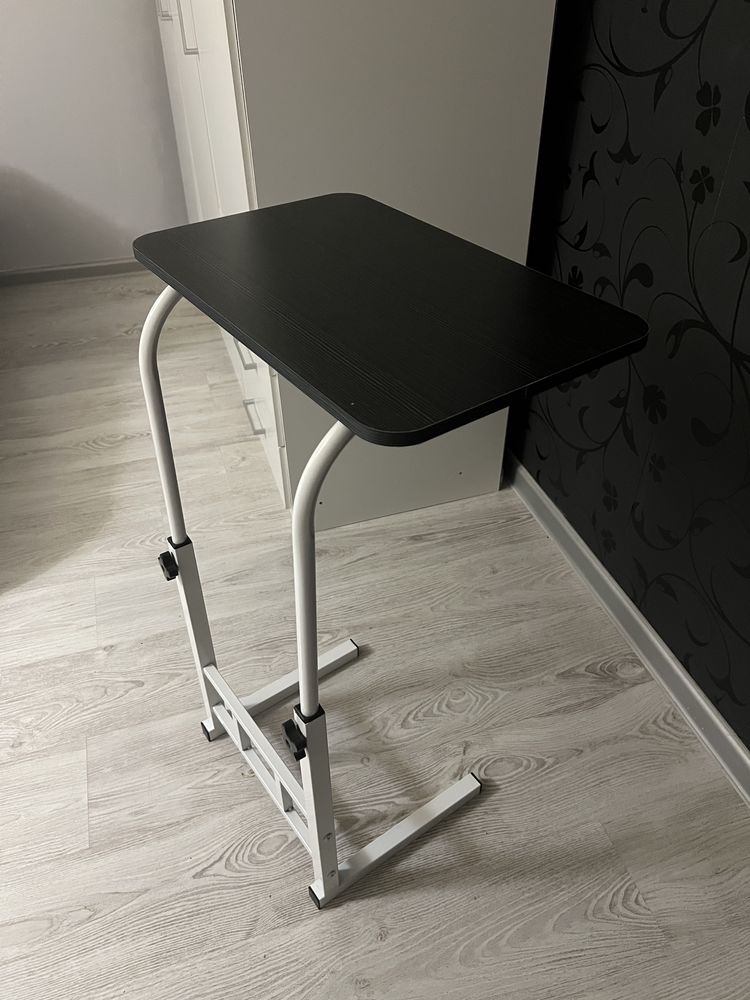 Stolik  biurowy laptop