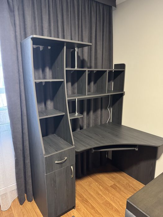 Угловий компʼютерний стіл