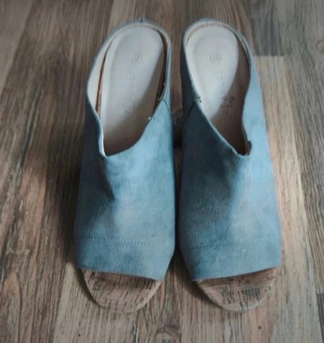 Szare buty na slupku