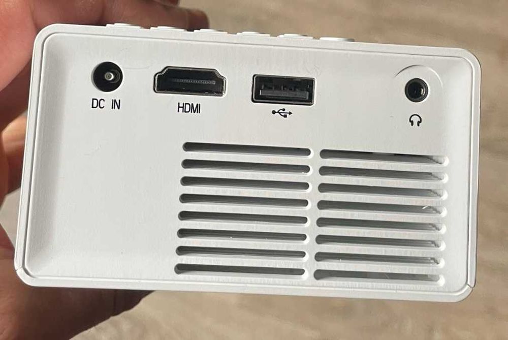 Mini Projektor Przenośny/ Rzutnik LED USB Full
HD HDMI Pilot Kompakt