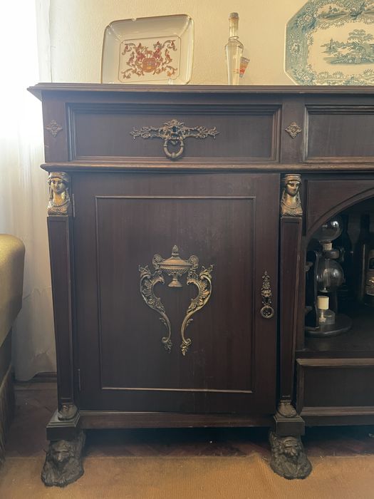 Aparador antigo em madeira maciça com detalhes em bronze