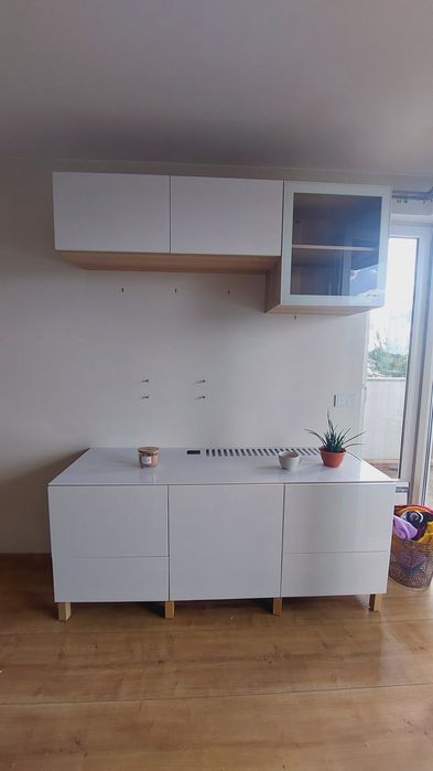 Zestaw białych mebli do salonu/sypialni