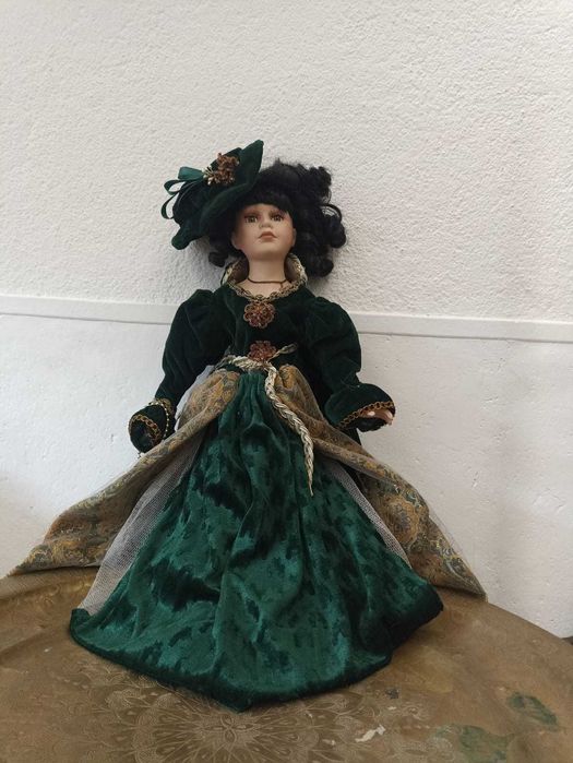 Boneca de porcelana com vestido de veludo