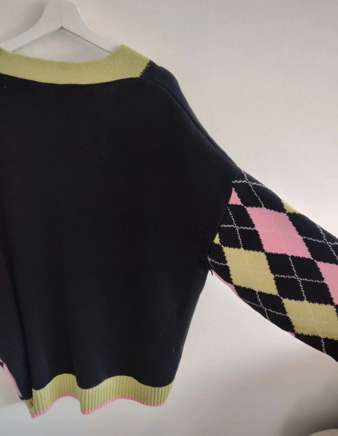 Sweter kardigan w romby vintage retro Asos oversize długi czarny różow