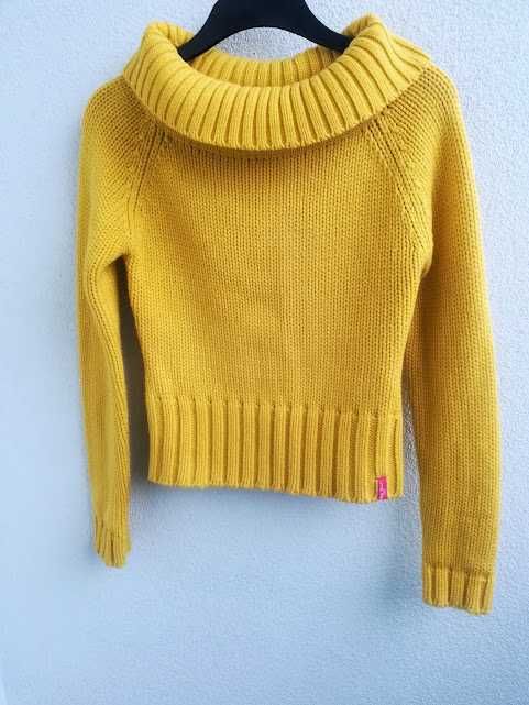 żółty sweter z wykładanym golfem
