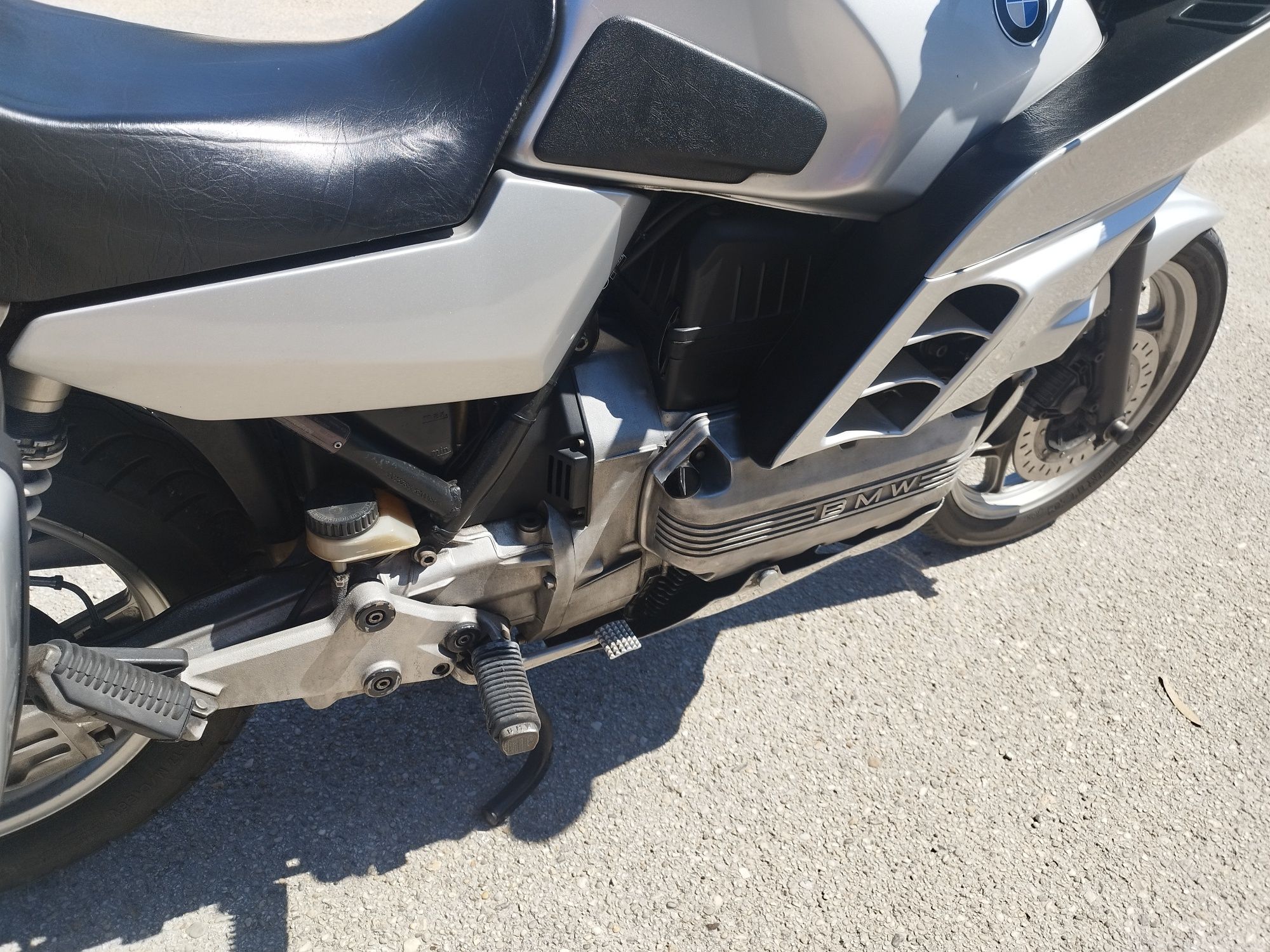 Mota BMW K100 clássica em ótimo estado
