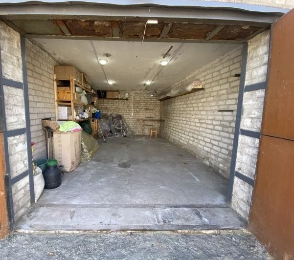 Здається гараж Дворецький