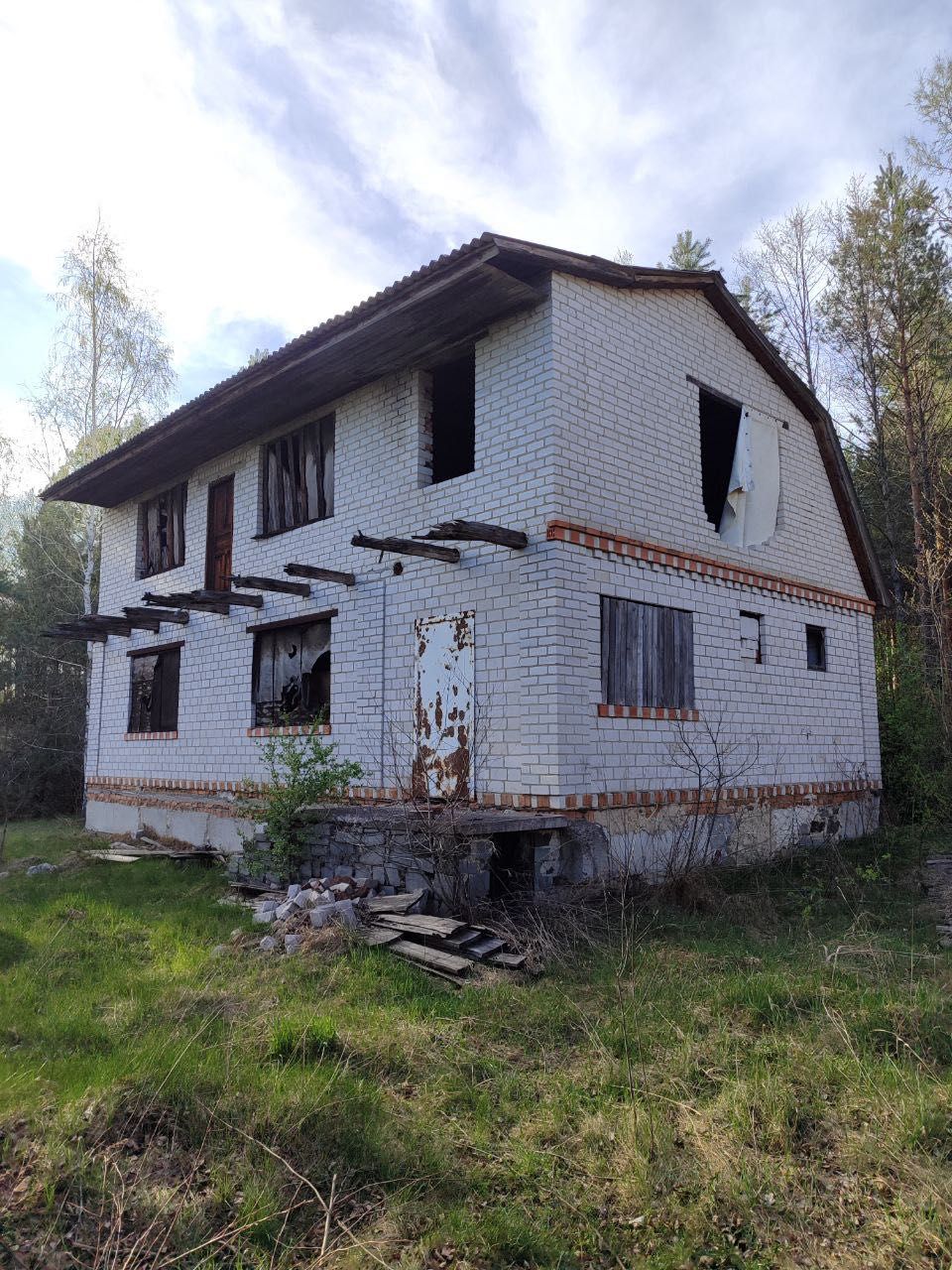Будинок з земельною ділянкою