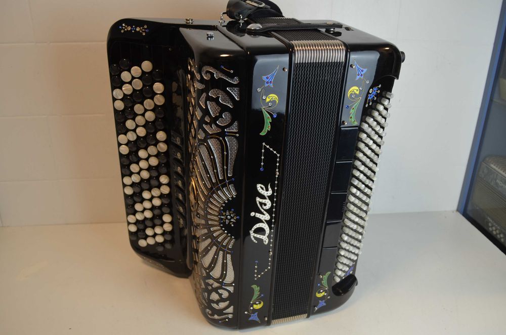 Acordeao Dise  4 Voz 120 baixos,