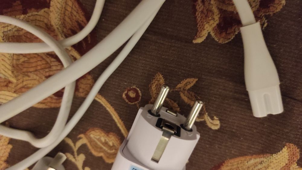 Przewód zasilający Xiaomi + uniwersalny adapter.