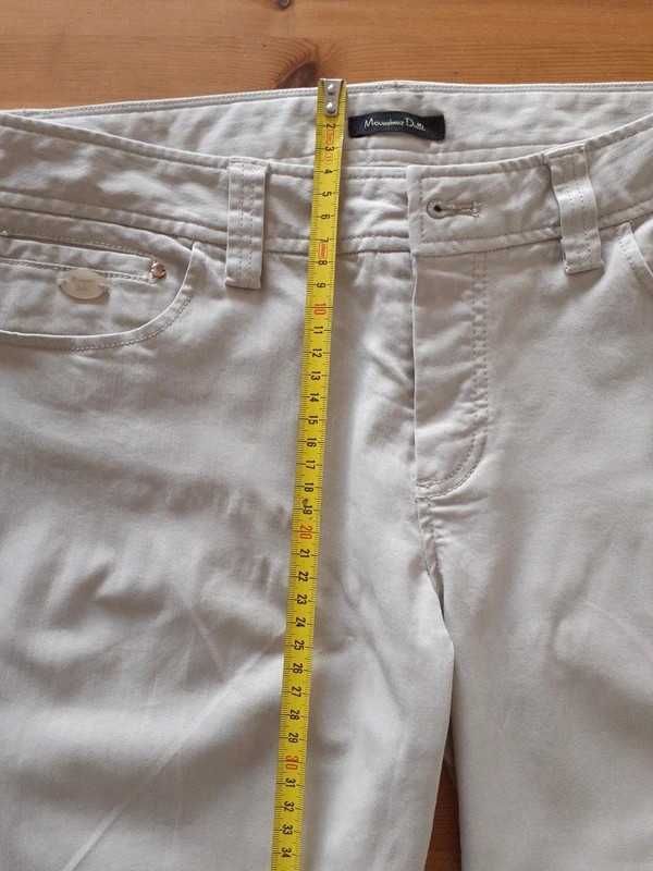 Beżowe spodnie dżinsowe o prostym kroju. Massimo Dutti