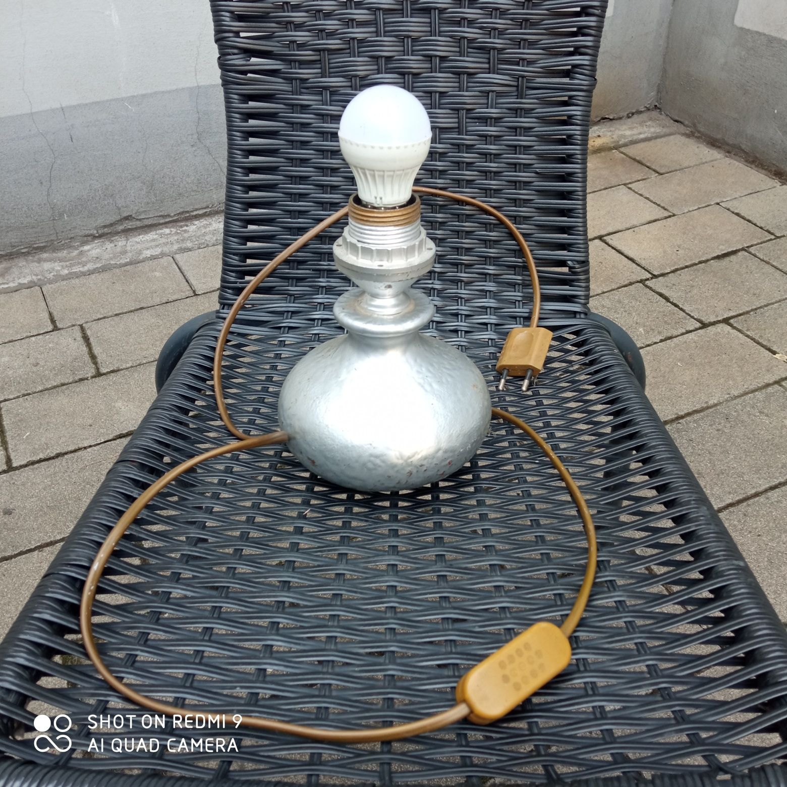 Stylowa lampka stołowa retro z metalową podstawą"