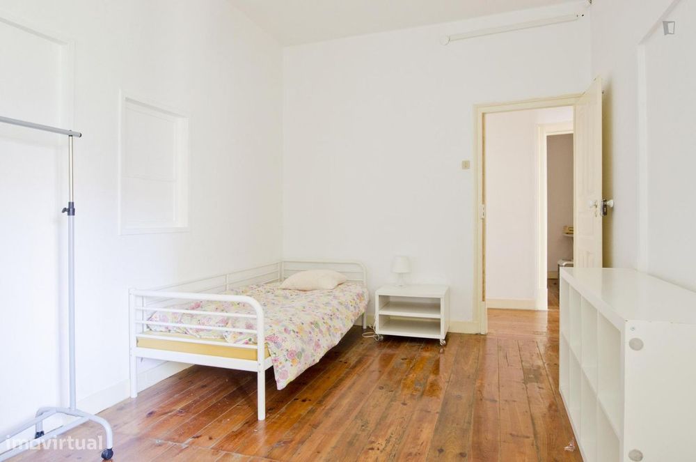 2016 - Quarto com cama de solteiro, com varanda...