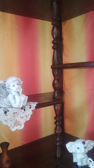 Drewniana narożna witryna retro