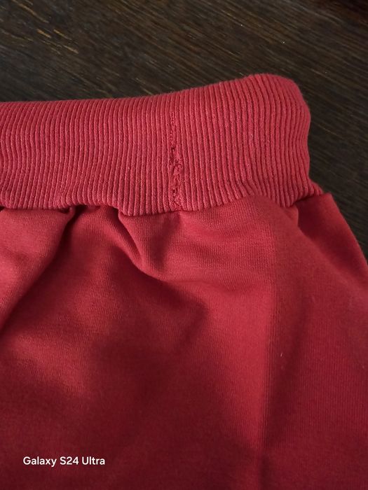 Spodnie Bluey czerwone r 122/128 nowe z defektem