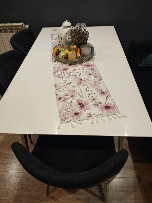 Stół z krzesłami czterema