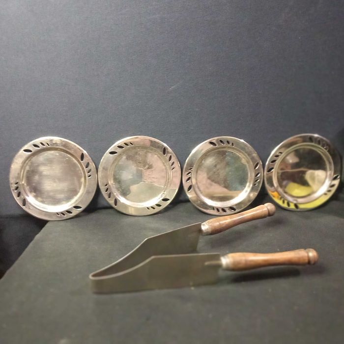 Quatro pratinhos inox e corta bolo