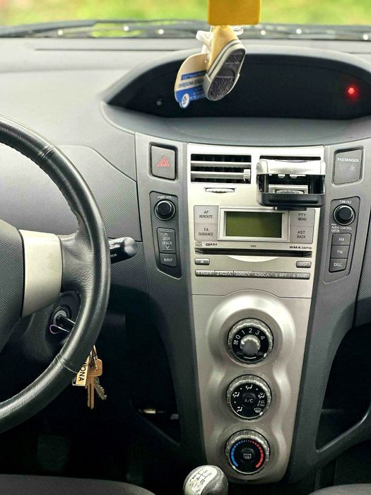 Toyota Yaris 1.0 KAT Benzyna 2006r przebieg 193 tyś 5-drzwi