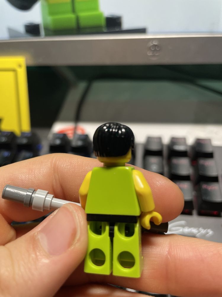 Lego minifigures weightlifter