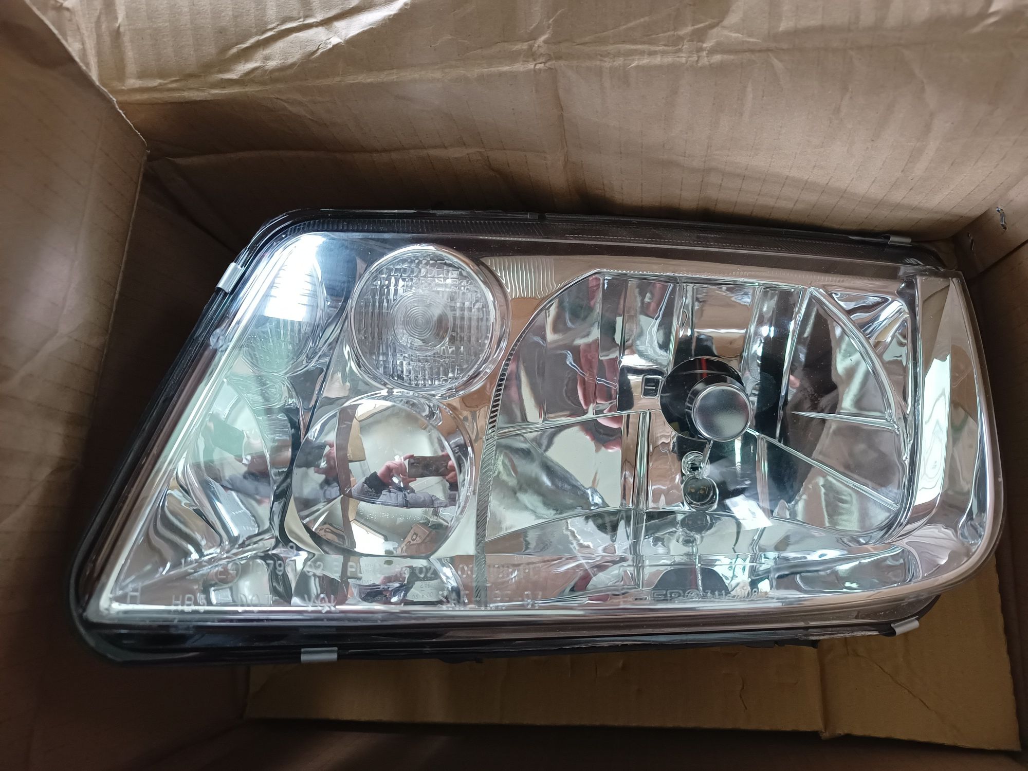 VW Bora lampa lewa NOWA