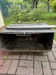 Grill kainerowy zamykany na zawias