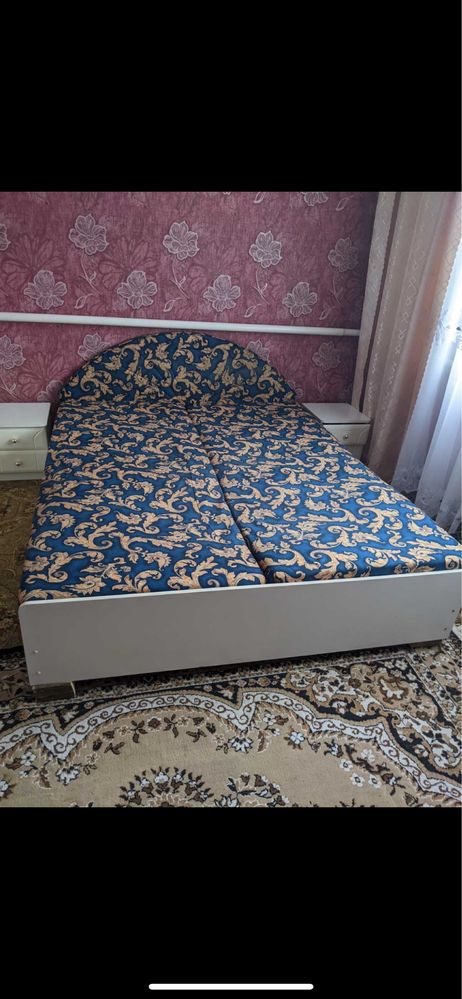 Двоспальне ліжко з матрасом, 160 на 200; 1,6м на 2м