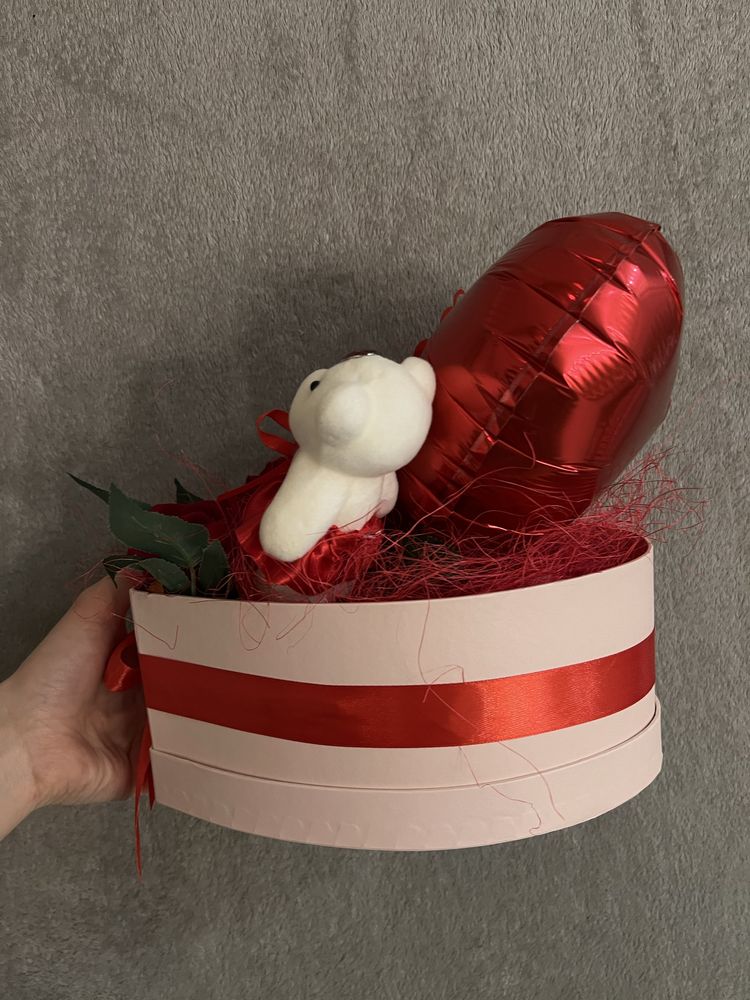 Box walentynkowy z różami balonem i styropianowym misiem
