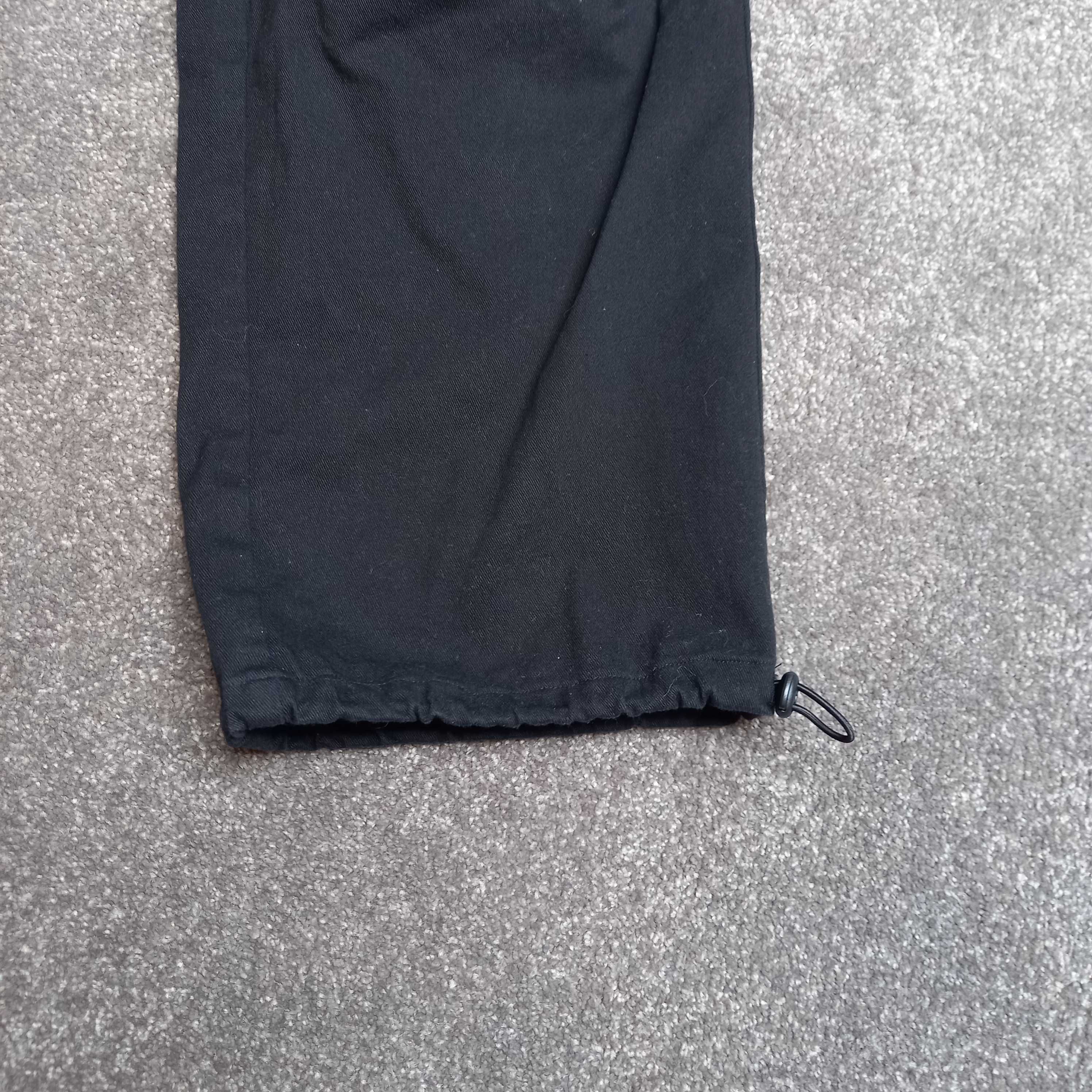 Czarne męskie spodnie typu parachute Cropp