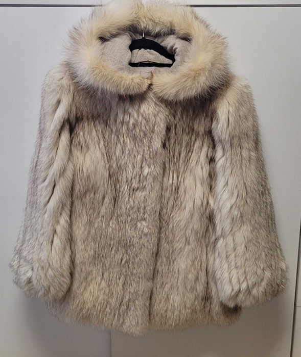 Efektowne futro z lisa polarnego z kapturem