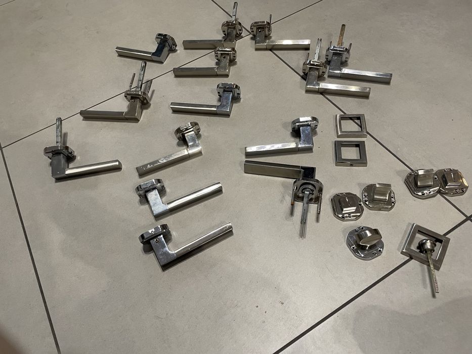 Klamki zestaw  klamek w bardzo dobrym stanie