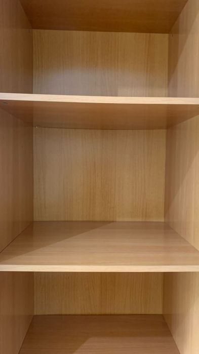 Estante com prateleiras em madeira faia