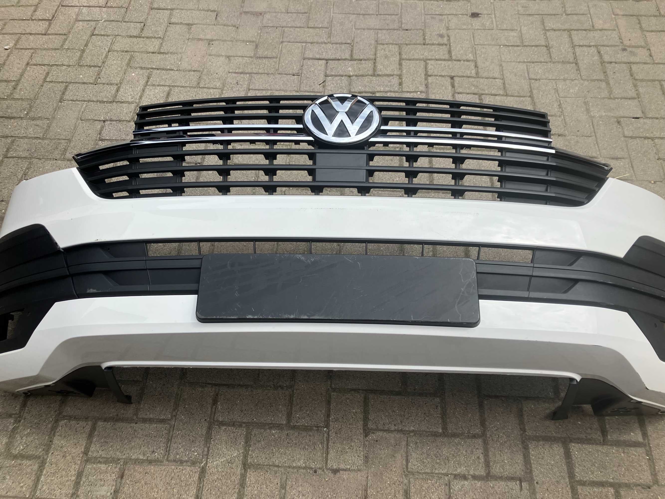 Zderzak przód T6 Lift T6.1 Multivan, Caravelle kpl bez PDC;  4-kolory