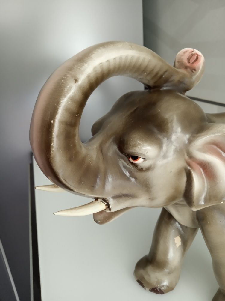 Elefante decorativo vintage em porcelana