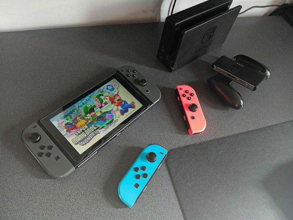 Nintendo Switch Desbloqueada + 2 Comandos Adicionais + Acessórios