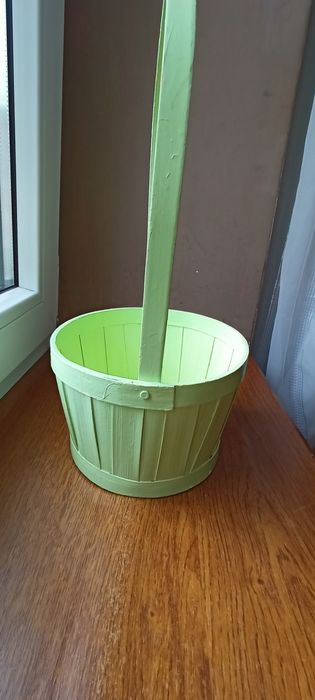 Koszyk zielony z długą rączką.