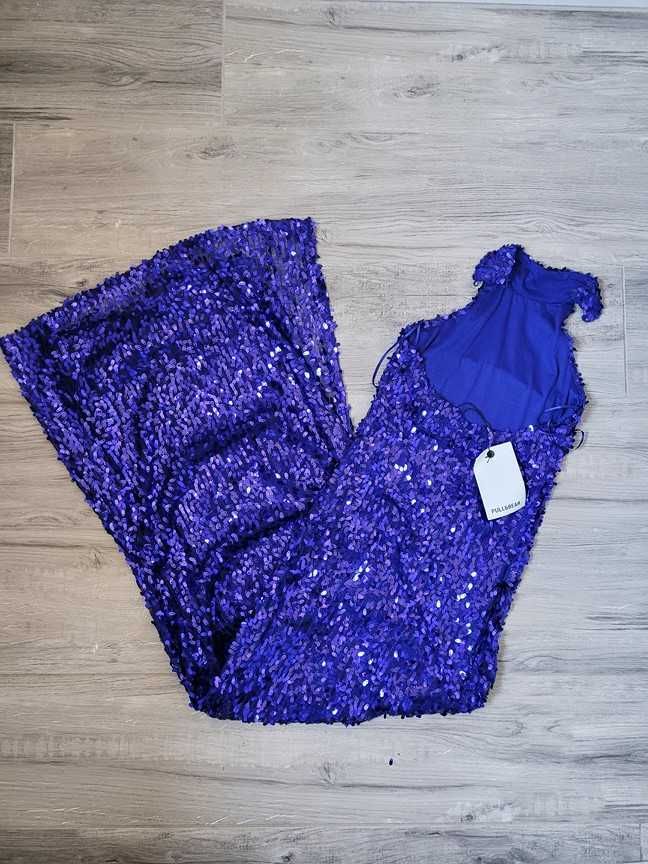 Cekinowa sukienka midi z odkrytymi plecami rozcięcie halter cekiny