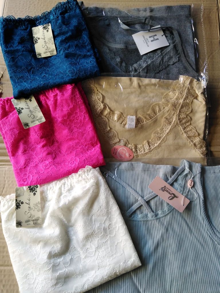 Lote de roupa - NOVA - Aproximadamente 2750 peças