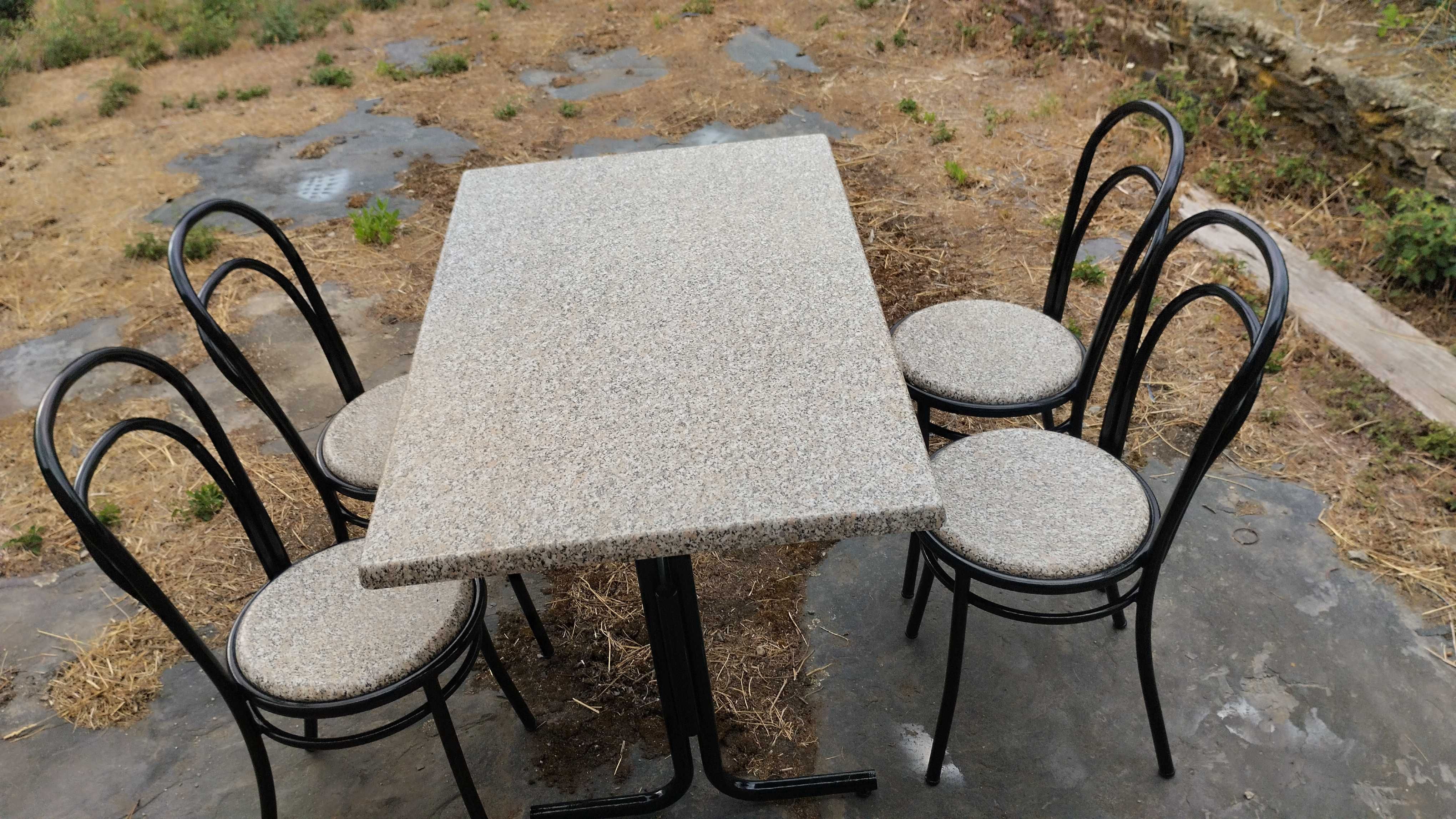 Vendo mesa com 4 cadeiras para cozinha ótimo estado 80 euros