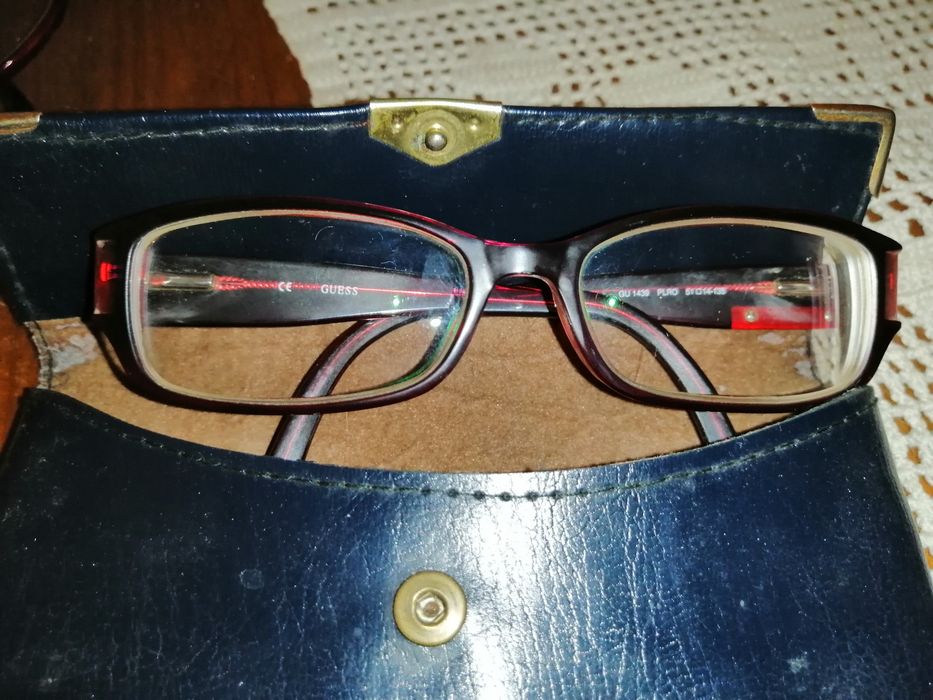 Várias armações de óculos