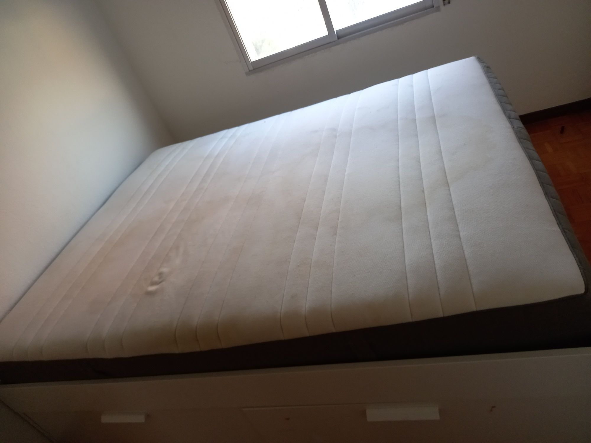 Cama com estrado e colchão