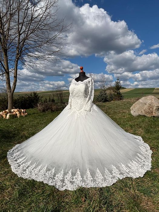 Suknia ślubna ,gorset  jest szyty z wieloma wiszbinami klejony,niestan