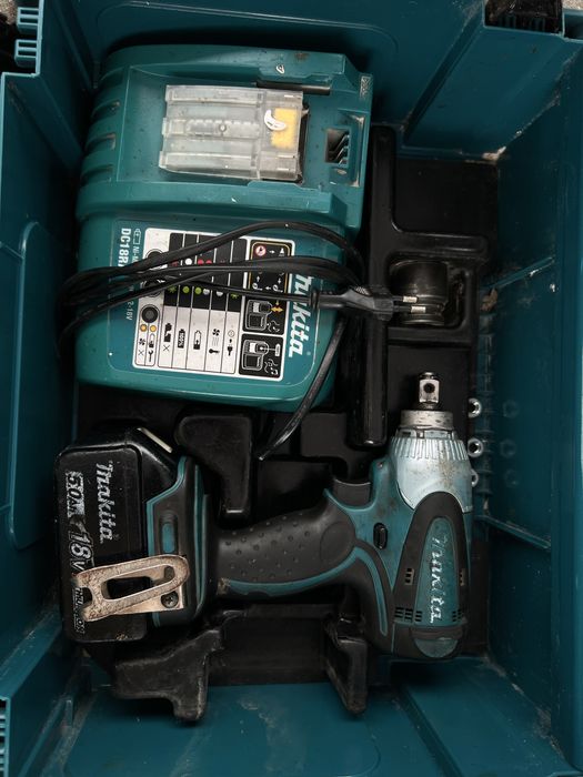 Шуруповерт, гайковерт, колонка,перфоратор, акумуляторнийписолос Makita