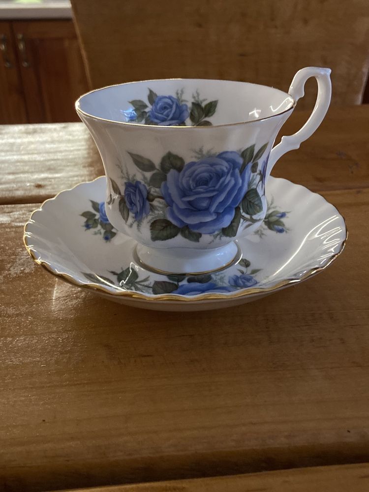 filiżanka  porcelana sygnowana Royal Albert England niebieska roża