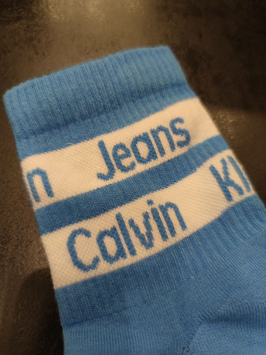 Damskie skarpetki Calvin Klein w ślicznym niebieskim kolorze.
