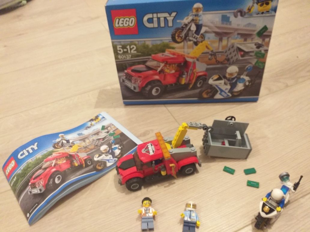 Lego City 60137.