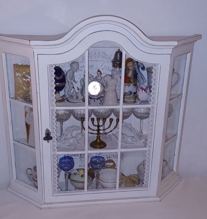 Cudna witrynka ludwikowska bielona shabby