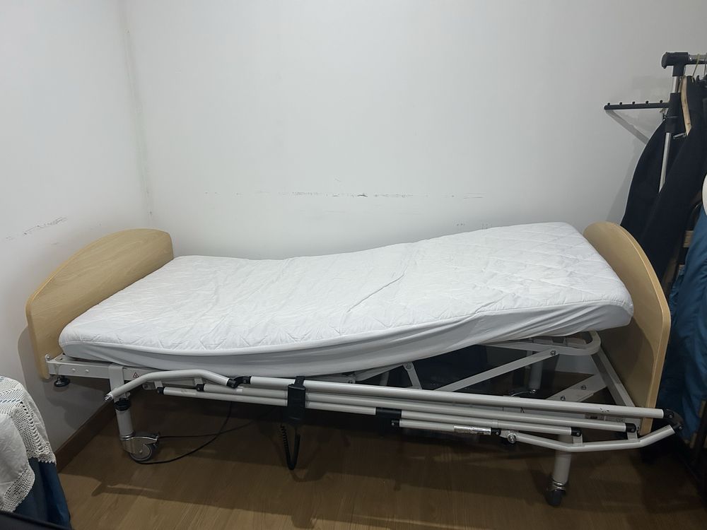 Cama articulada elétrica com colchão anti escaras e barras laterais