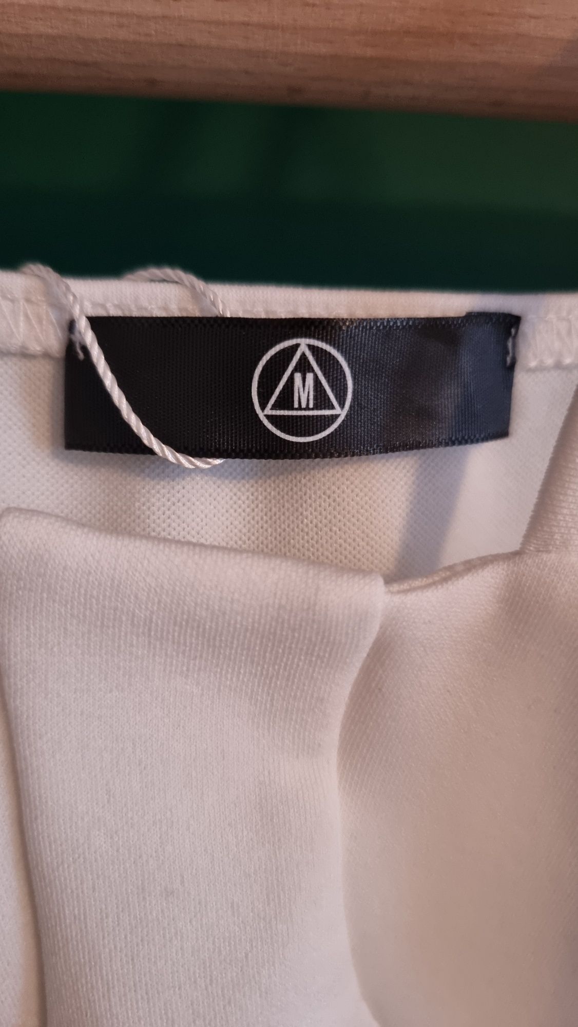 Dopasowana biała sukienka na ramiączkach Missguided