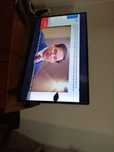 Televisão LCD Silver, 40, a funcionar.